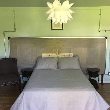 Rooms At The Pecan Olmito Екстериор снимка