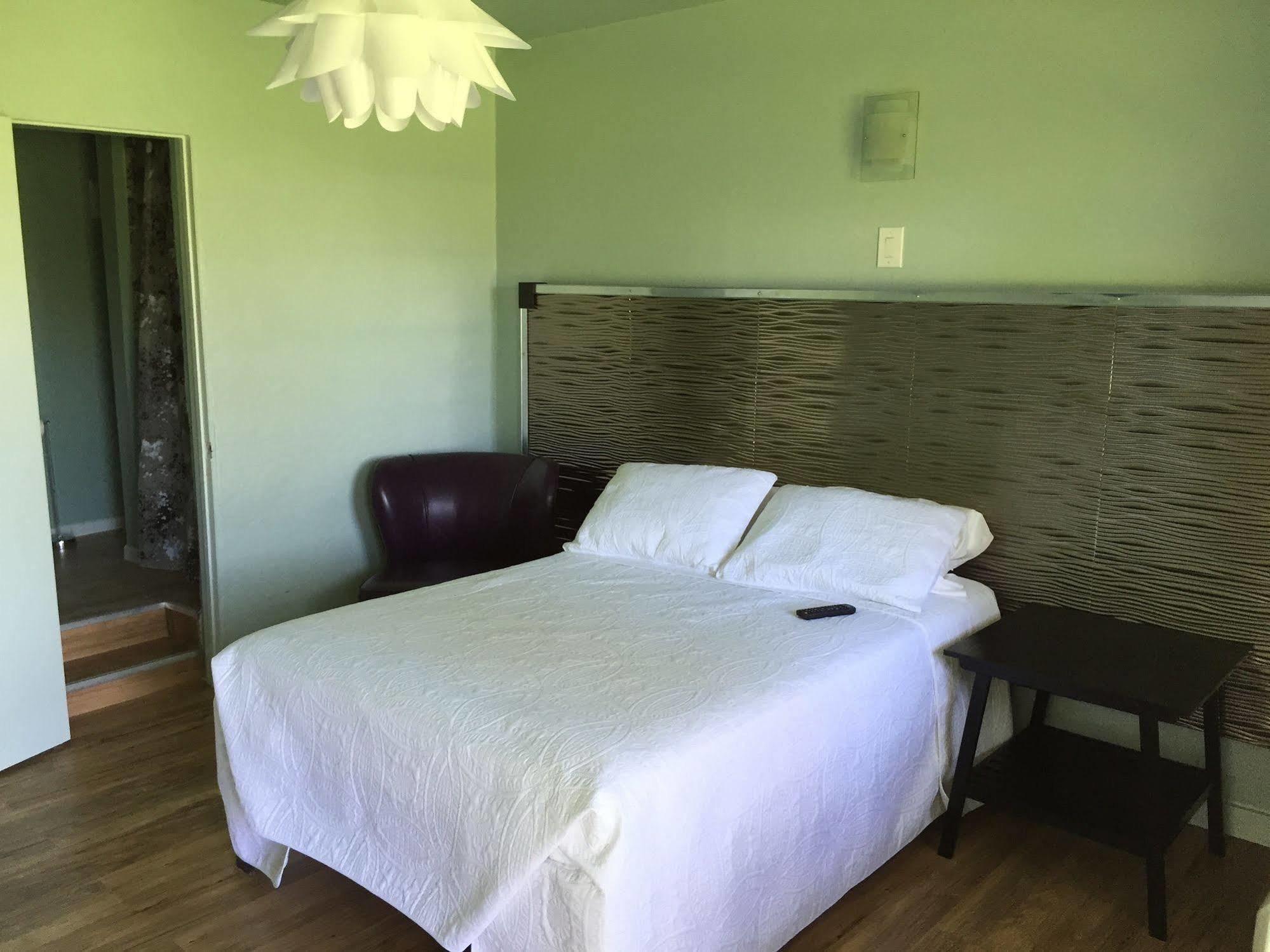 Rooms At The Pecan Olmito Екстериор снимка