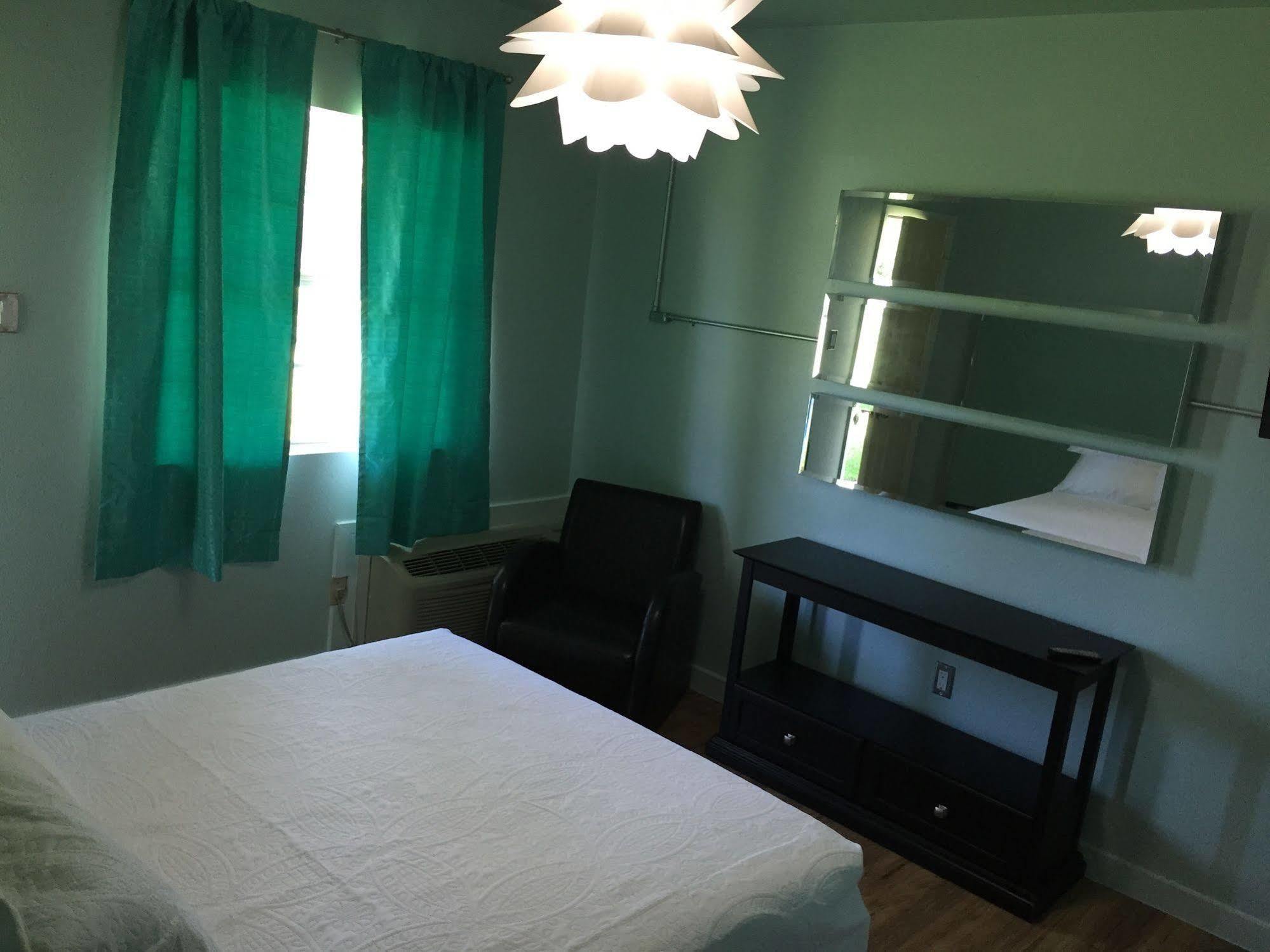 Rooms At The Pecan Olmito Екстериор снимка